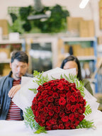 Grandeur – 100 Stems of Roses