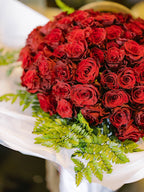 Grandeur – 100 Stems of Roses