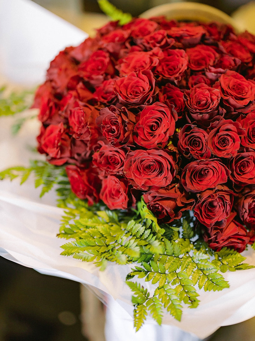 Grandeur – 100 Stems of Roses
